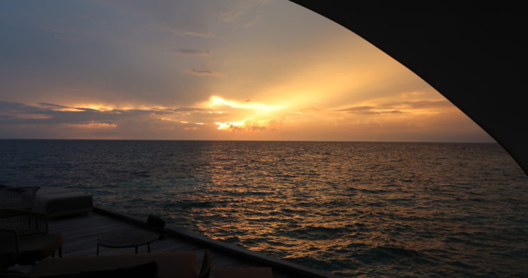 The St. Regis Maldives Vommuli Resort: Whale Bar.