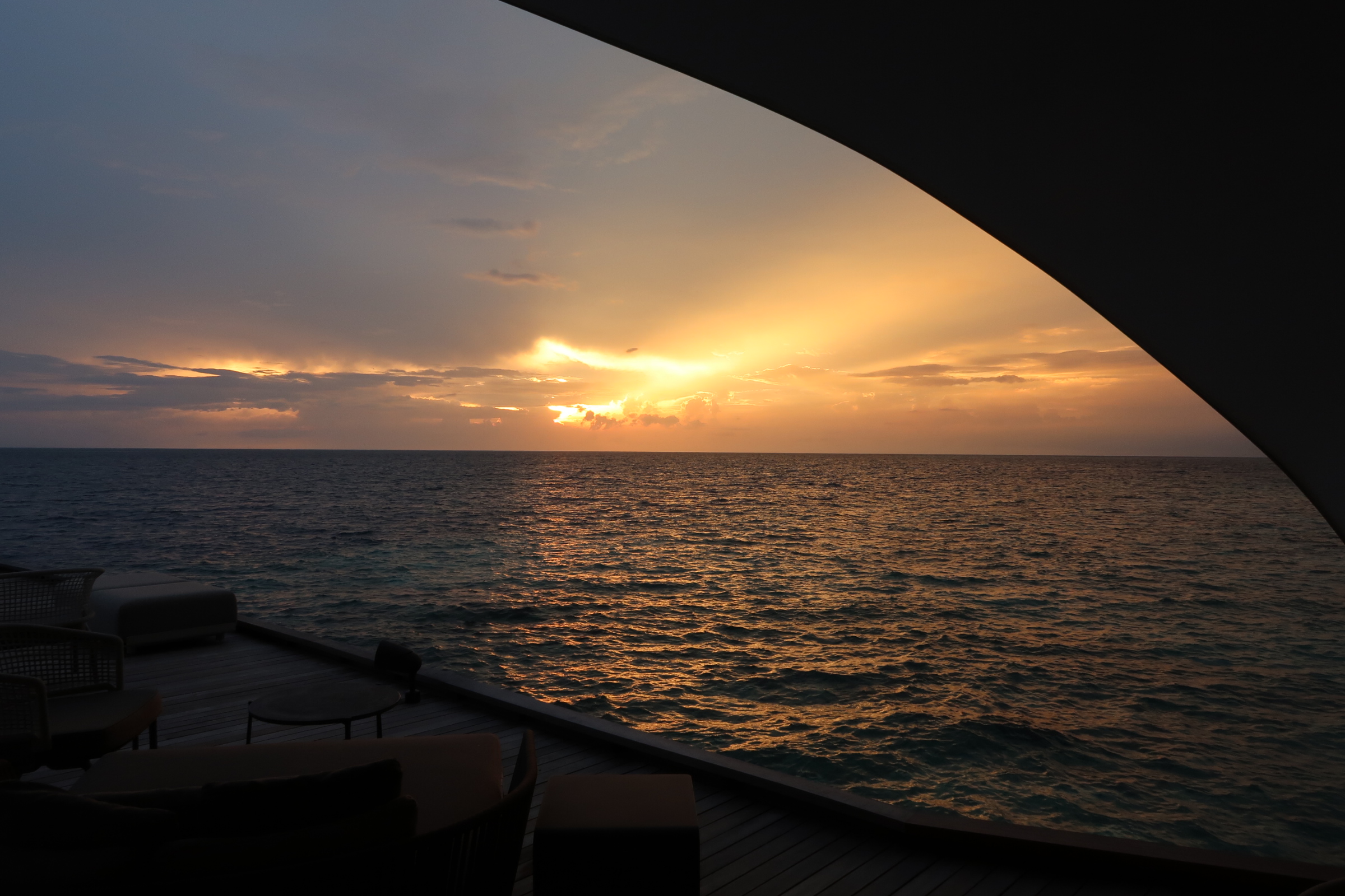 The St. Regis Maldives Vommuli Resort: Whale Bar.